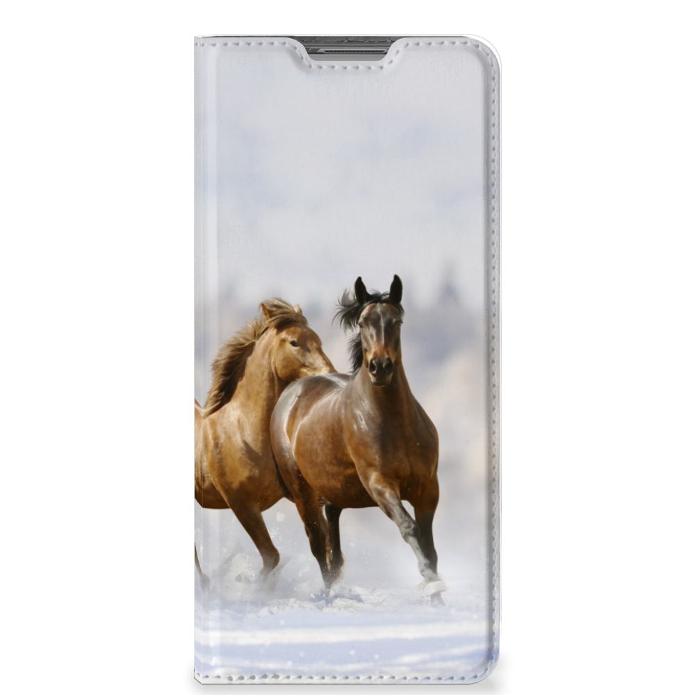 OPPO Find X5 Hoesje maken Paarden met een prachtig design van rijdende paarden in de sneeuw.