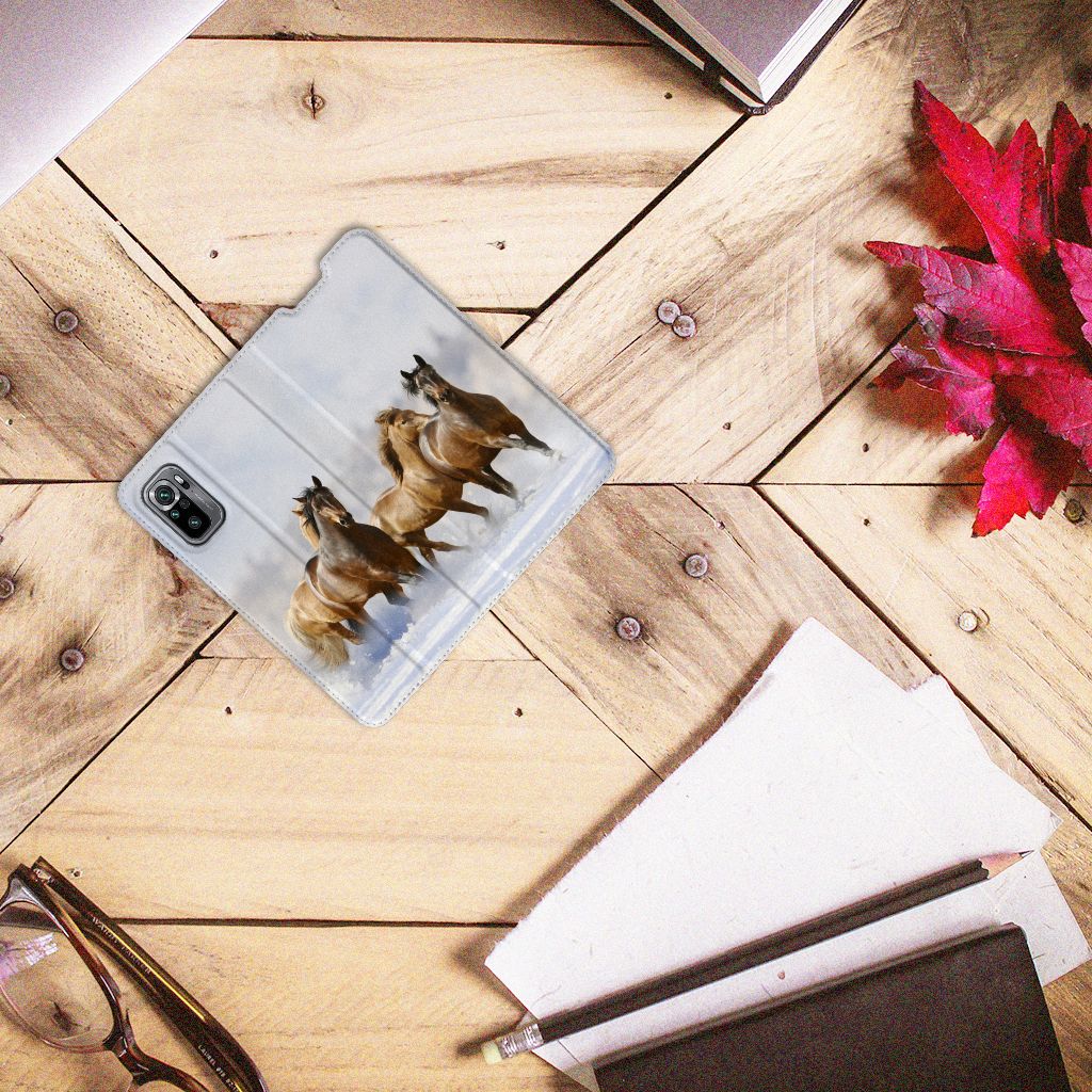 Xiaomi Redmi Note 10/10T 5G | Poco M3 Pro Hoesje maken Paarden met afbeelding van rijdende paarden op een houten tafel.