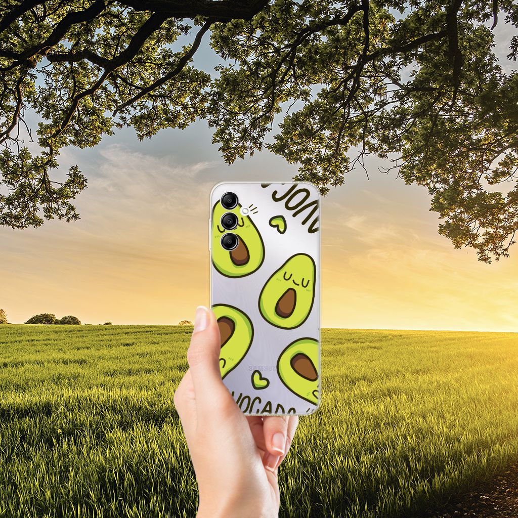 Samsung Galaxy A14 5G Telefoonhoesje met Naam Avocado Singing in een hand met een mooi landschap op de achtergrond.