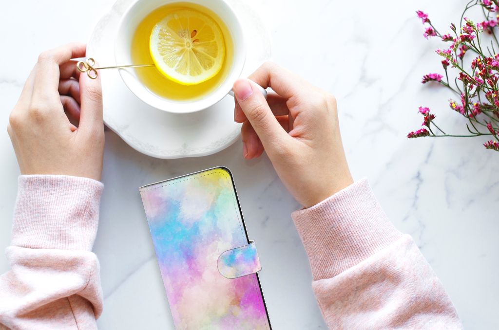 Hoesje Xiaomi Redmi Note 12 4G Watercolor Light met pastelkleuren naast een kopje thee met citroen.