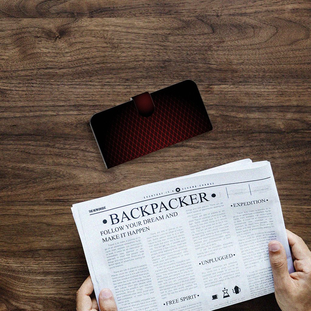 Samsung Galaxy A04e Telefoon Hoesje Geruit Rood op tafel met krant eronder.