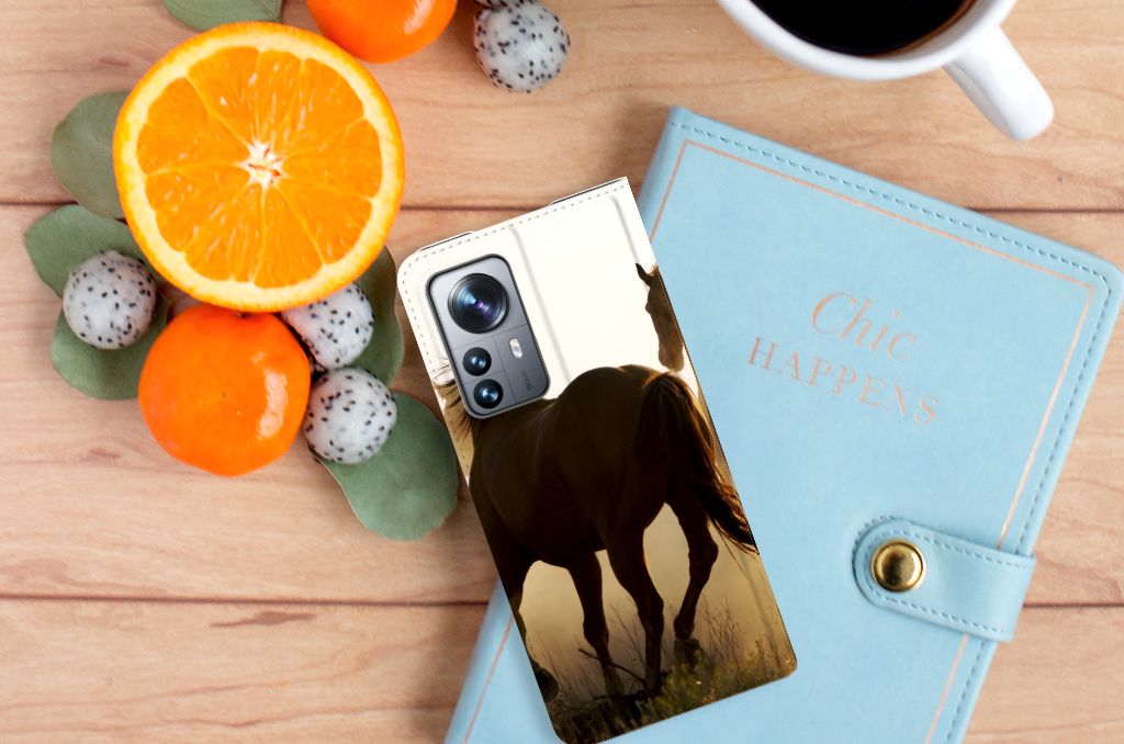 Xiaomi 12 Pro Hoesje maken Design Cowboy met een paardenprint op een smartphonehoesje, omringd door fruit en een notitieboekje.