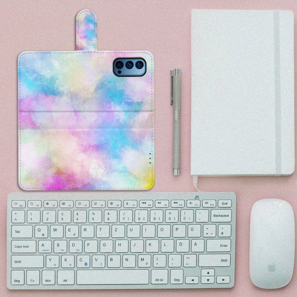 Hoesje OPPO Reno 4 Pro 5G Watercolor Light naast een toetsenbord en notitieboek.