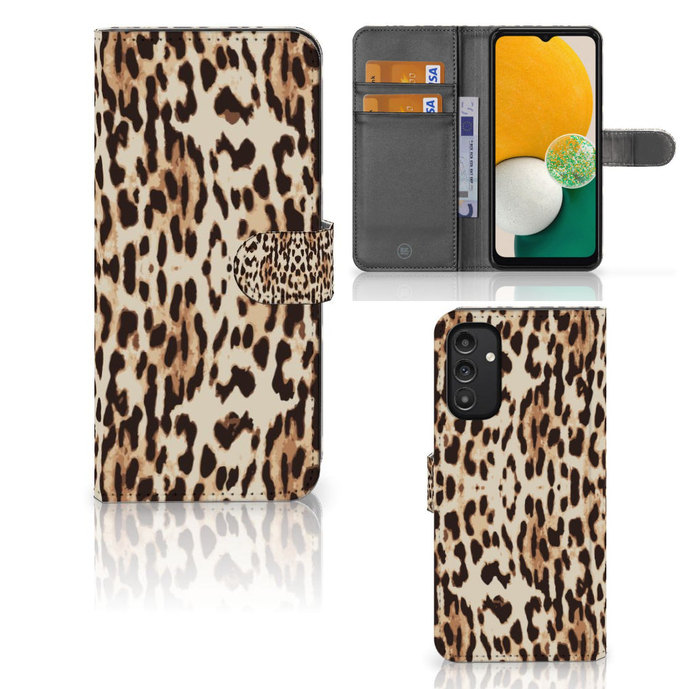 Samsung Galaxy A14 4G Telefoonhoesje met Pasjes Leopard in panterprint met magnetische sluitclip en ruimte voor pasjes.