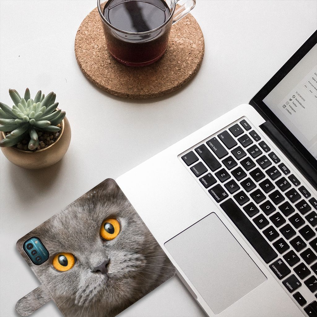 Telefoonhoesje met Pasjes Nokia G11 | G21 Britse Korthaar op een bureau met laptop en plant.