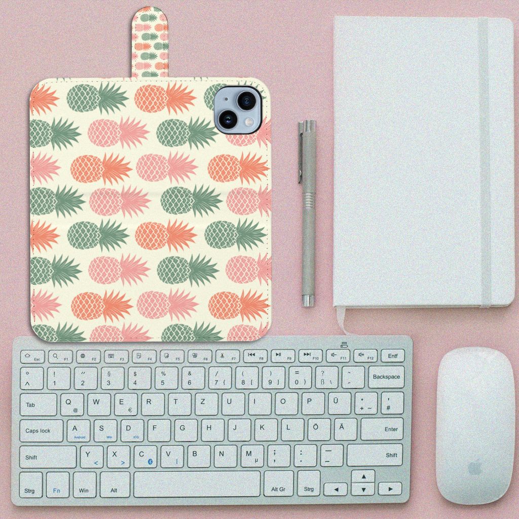 iPhone 15 Plus Book Cover Ananas met kleurrijke ananassen, perfect voor zomer en vrolijkheid đ.