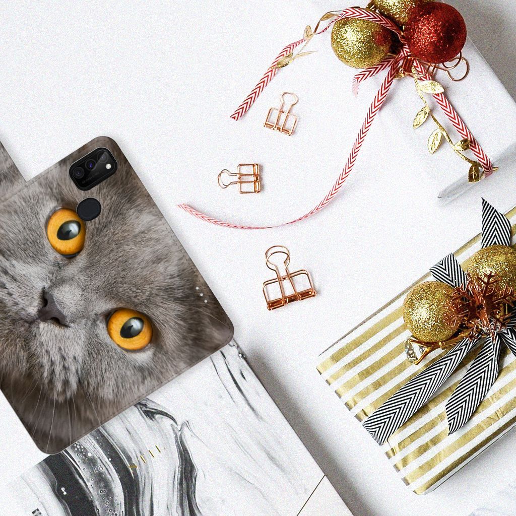 Telefoonhoesje met Pasjes Samsung Galaxy M21 | M30s Britse Korthaar op een tafel met cadeau's.