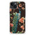 iPhone 15 Case Anti-shock Pauw met Bloemen, met kleurrijke pauw en bloemen op een donkere achtergrond.