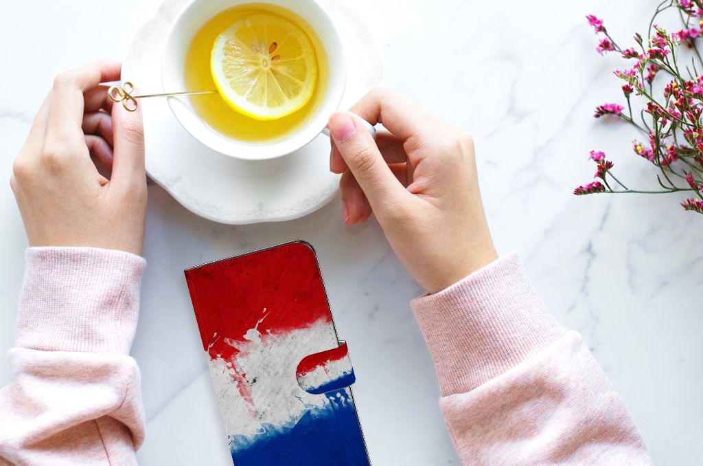 Nokia G60 Bookstyle Case Nederland met artistiek design van de Nederlandse vlag en een hand die thee drinkt.