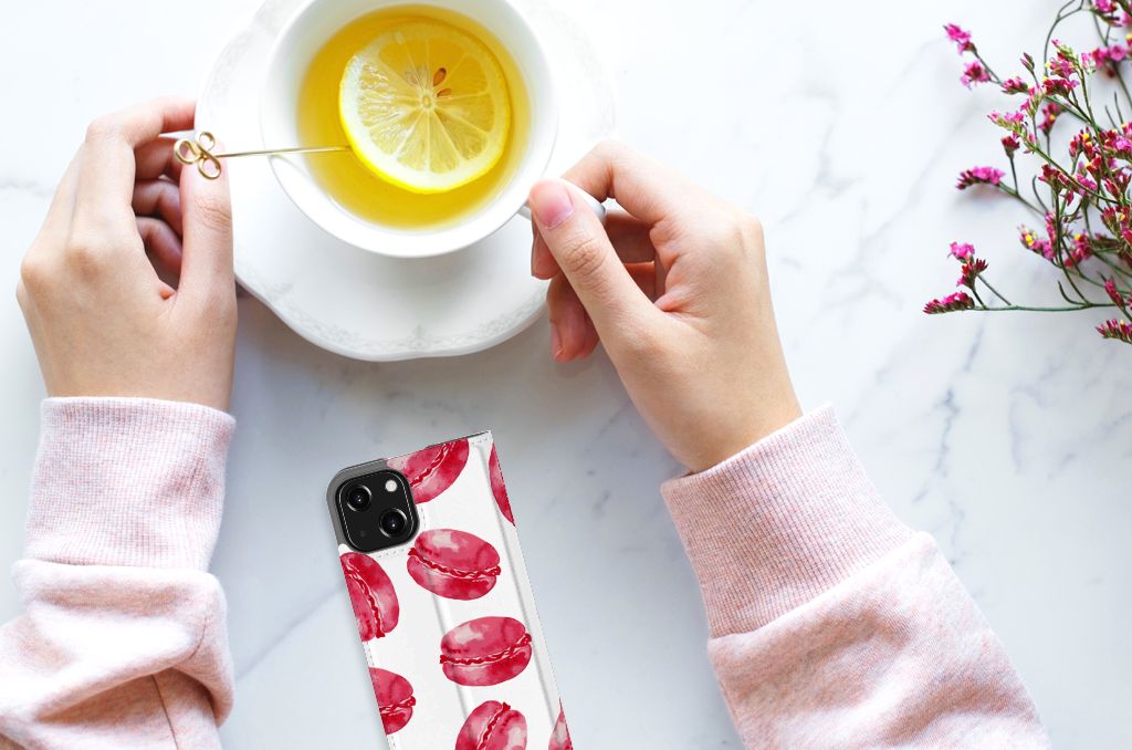iPhone 13 Mini Flip Style Cover Pink Macarons met hand die een kopje thee vasthoudt. đĩ