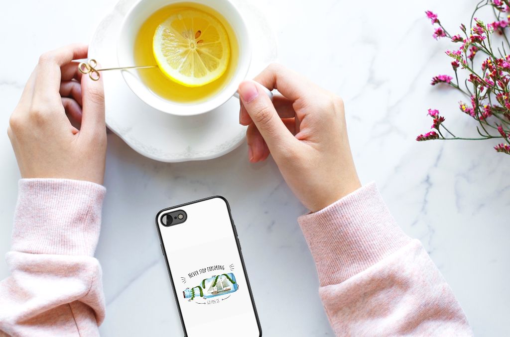 iPhone SE 2022 | SE 2020 | 7/8 Hoesje Boho Bottle met stijlvol ontwerp en functionaliteit, naast een kop thee.