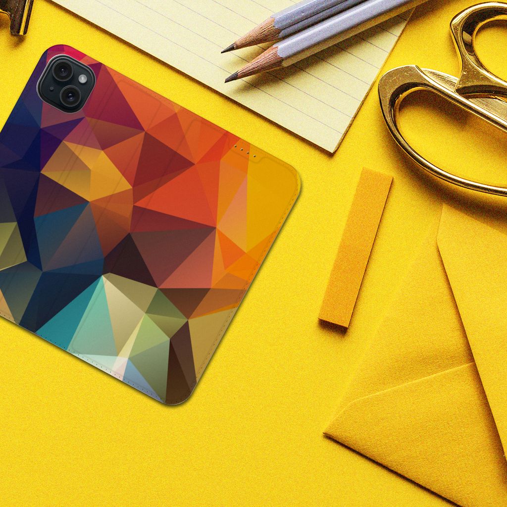 iPhone 15 Plus Stand Case Polygon Color met abstracte driehoekige patronen in opvallende kleuren.