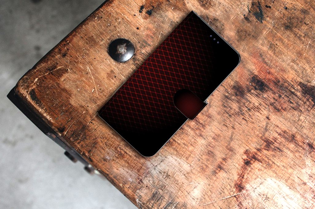 Nokia 5.4 Telefoon Hoesje Geruit Rood op een houten tafel met zwart-rood ontwerp.