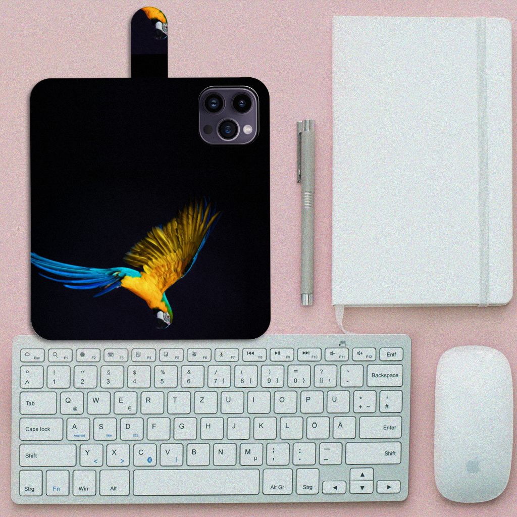 iPhone 15 Pro Max Telefoonhoesje met Pasjes Papegaai, design met kleurrijke papegaai đĻ op zwarte achtergrond.