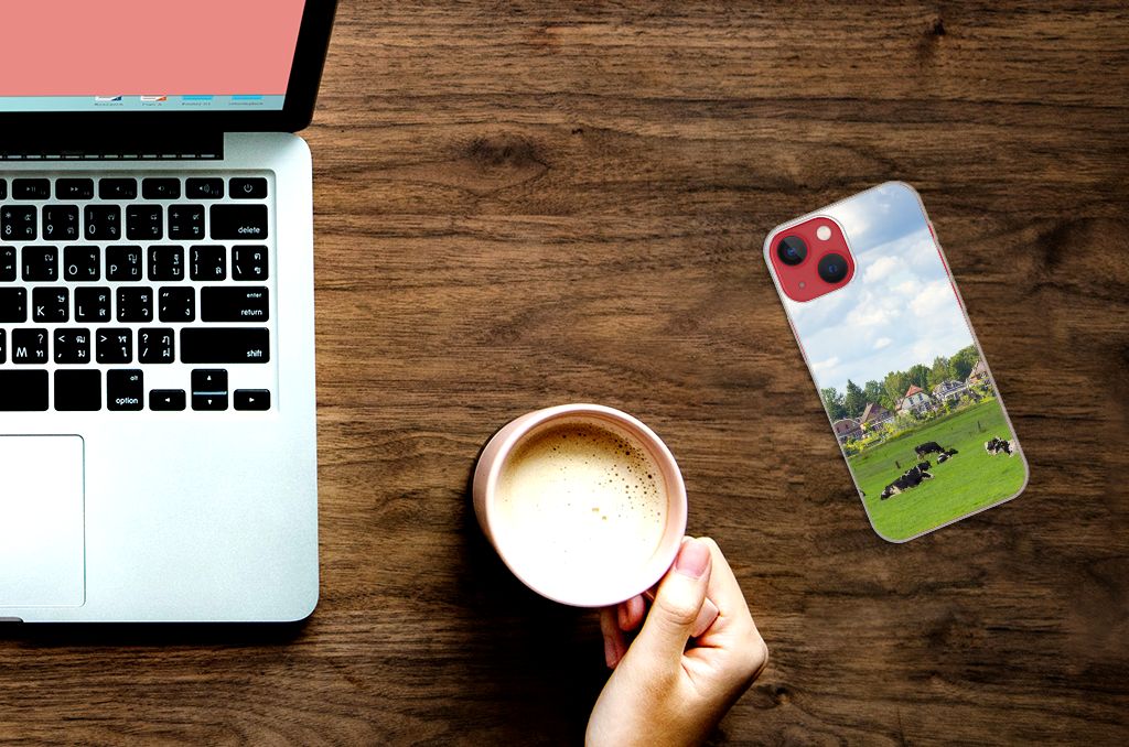 Apple iPhone 13 TPU Hoesje Koeien met koeien aan een laptop en een hand met koffie.