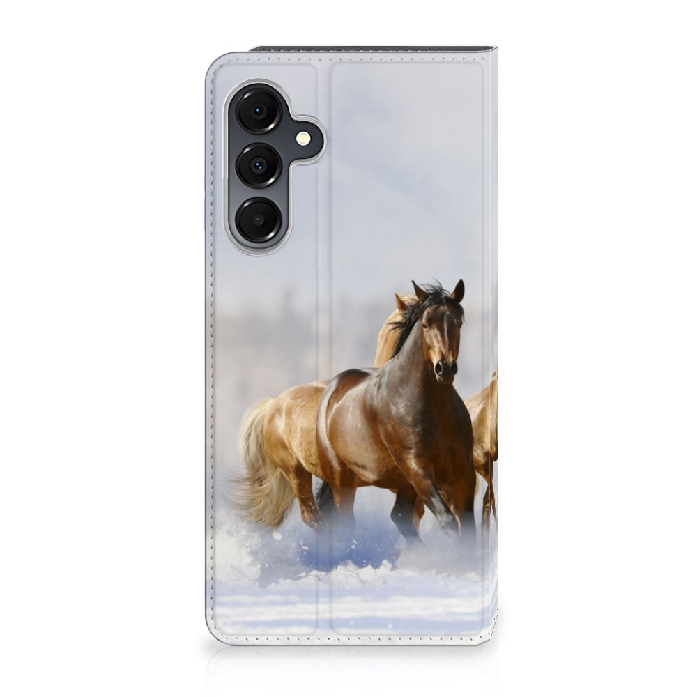 Samsung Galaxy A16 5G/4G Hoesje maken Paarden met afbeelding van grazende paarden in de sneeuw.
