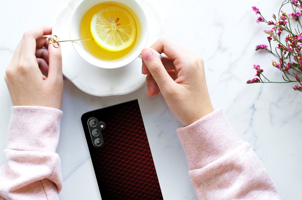 Samsung Galaxy A14 5G Hoesje met Magneet Geruit Rood naast een kopje thee op een marmeren tafel.