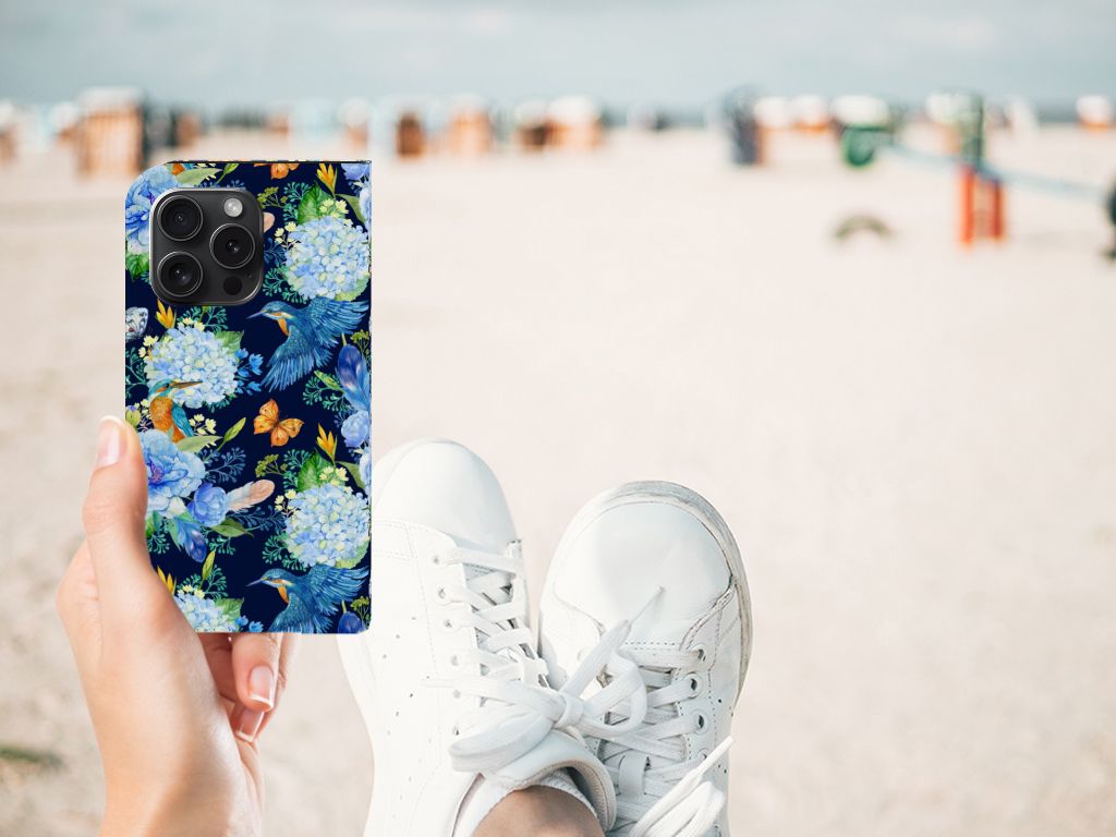 Hoesje maken voor iPhone 15 Pro IJsvogel met bloemenprint in hand op het strand đŧ
