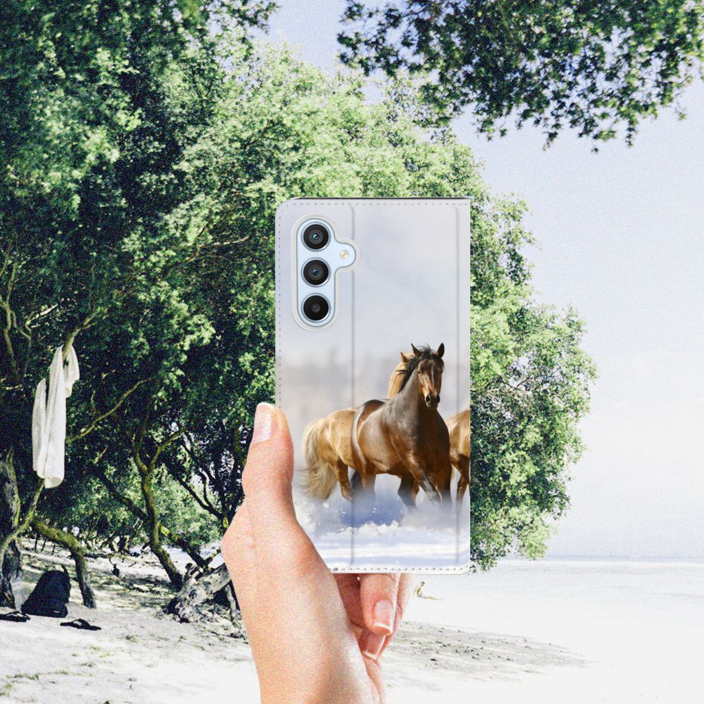 Samsung Galaxy A54 Hoesje maken Paarden met paardenprint in hand tegen een natuurlijke achtergrond.