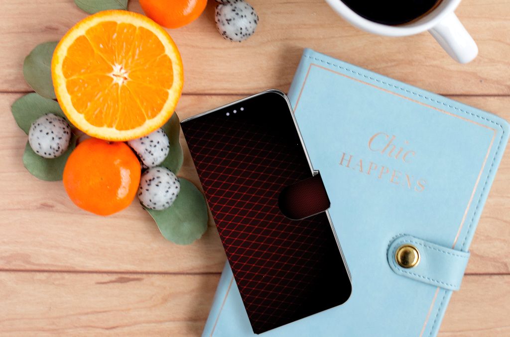 Samsung Galaxy A51 Telefoon Hoesje Geruit Rood naast fruit en een notitieboekje op houten tafel.