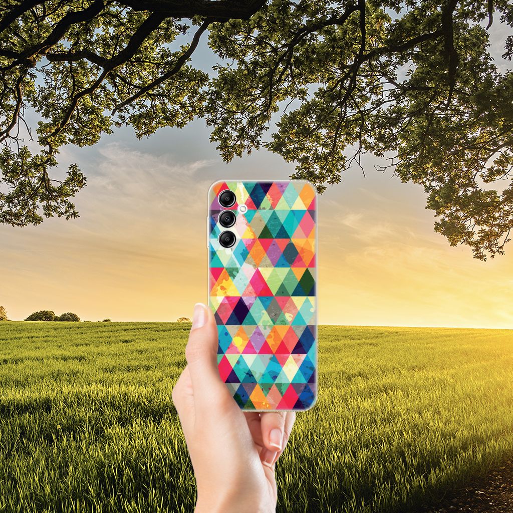 Samsung Galaxy A14 5G TPU bumper Geruit met kleurrijk ruitjes ontwerp in een zonnig landschap.
