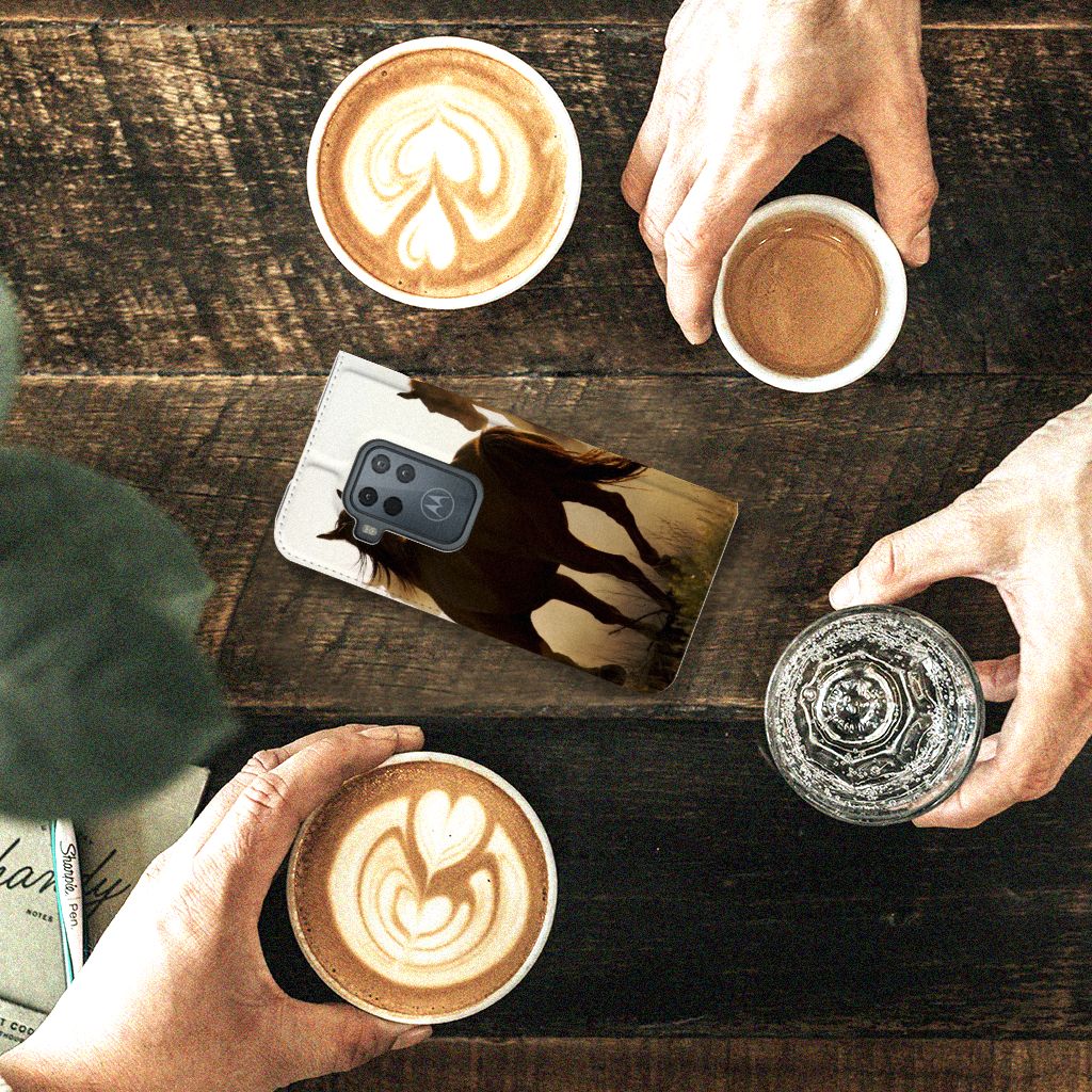 Motorola One Zoom Hoesje maken Design Cowboy met paardenprint op tafel met koffie