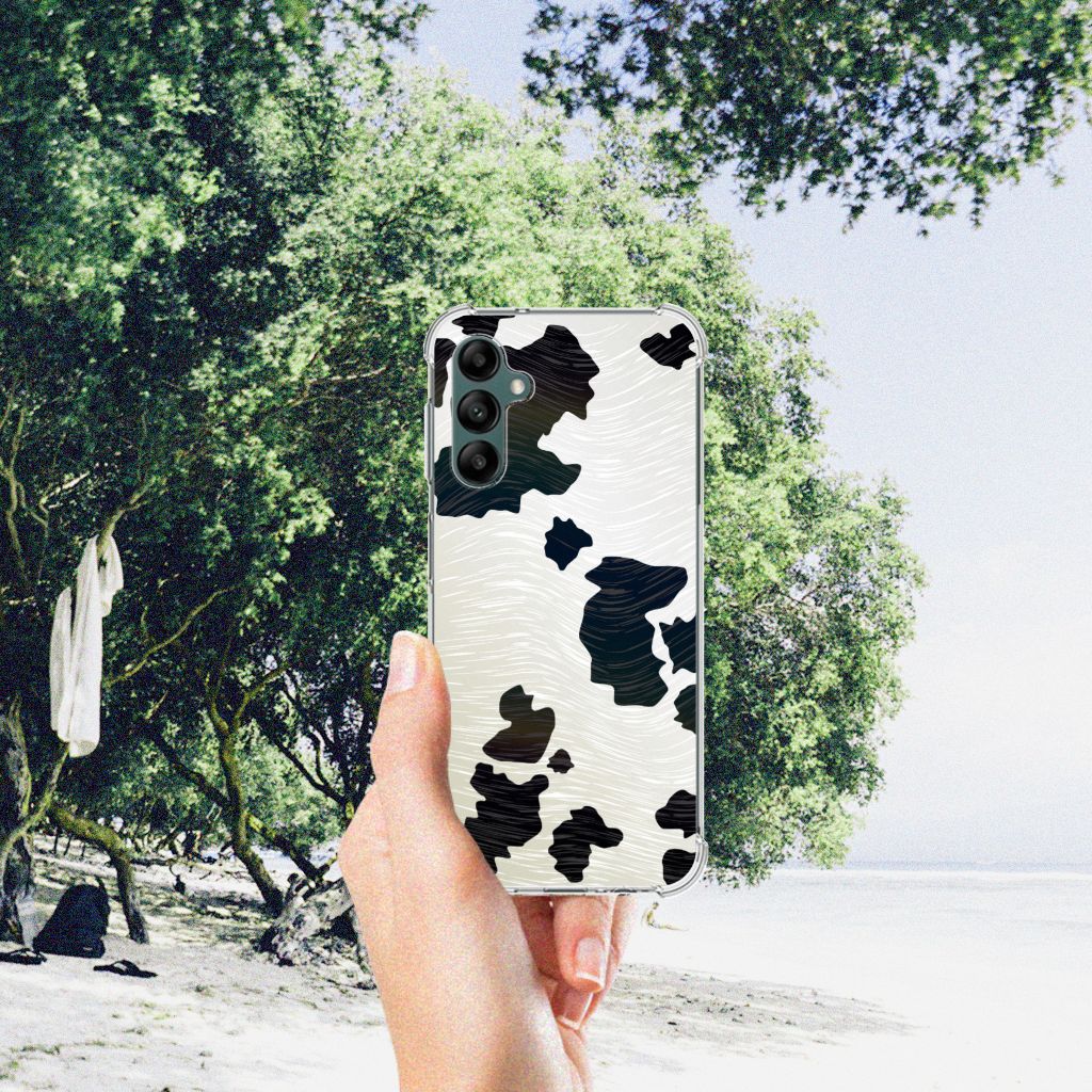 Samsung Galaxy A14 5G/4G Case Anti-shock Koeienvlekken in hand met natuurlijke achtergrond
