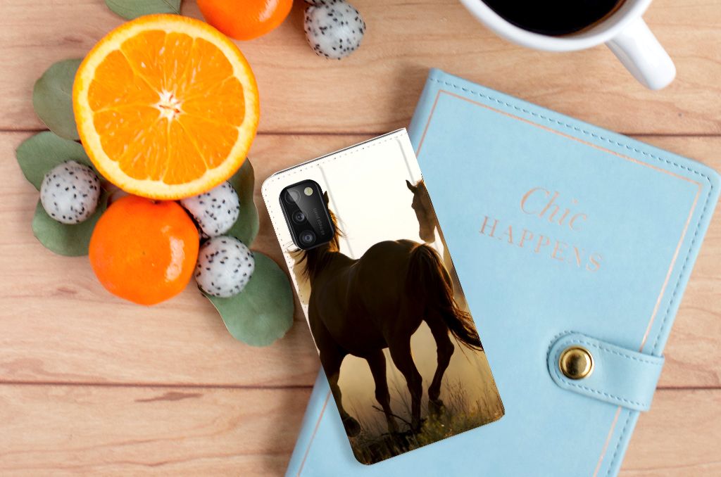 Samsung Galaxy A41 Hoesje maken Design Cowboy met paardenprint op een bureau met fruit en een notitieboek.