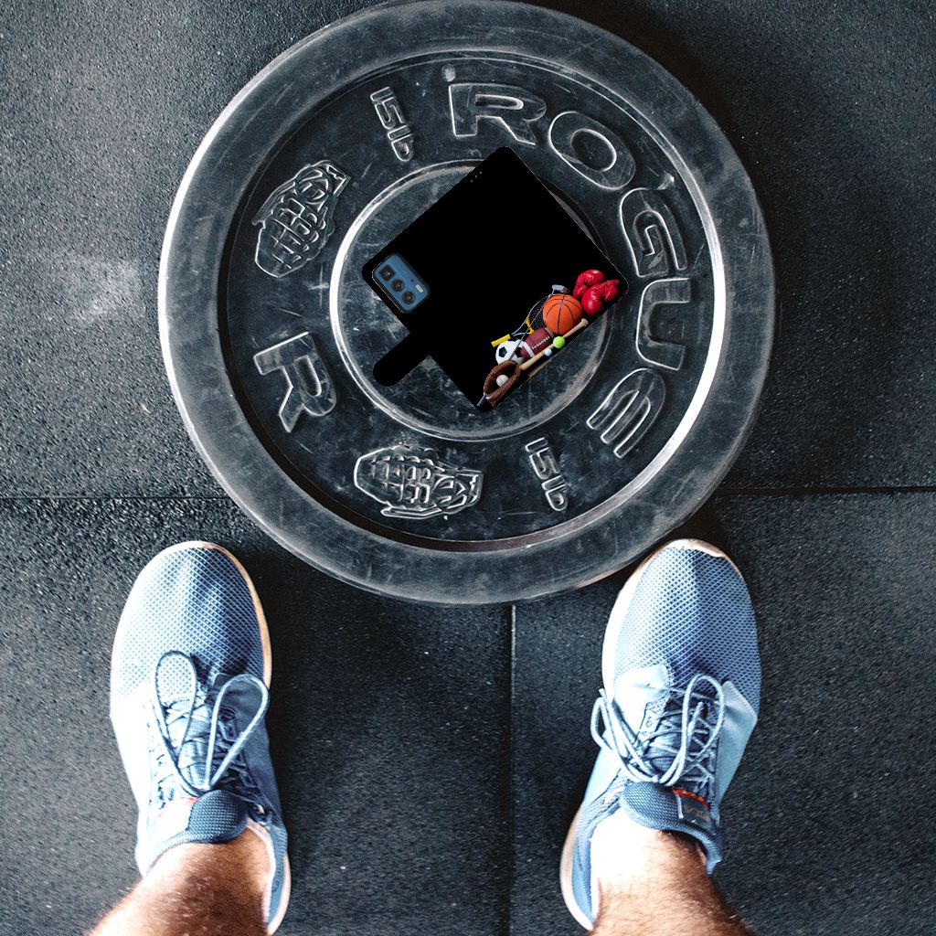 Motorola Edge 20 Pro Wallet Case met Pasjes Sports op een eenvoudig gewichtsplaatje in de sportschool.