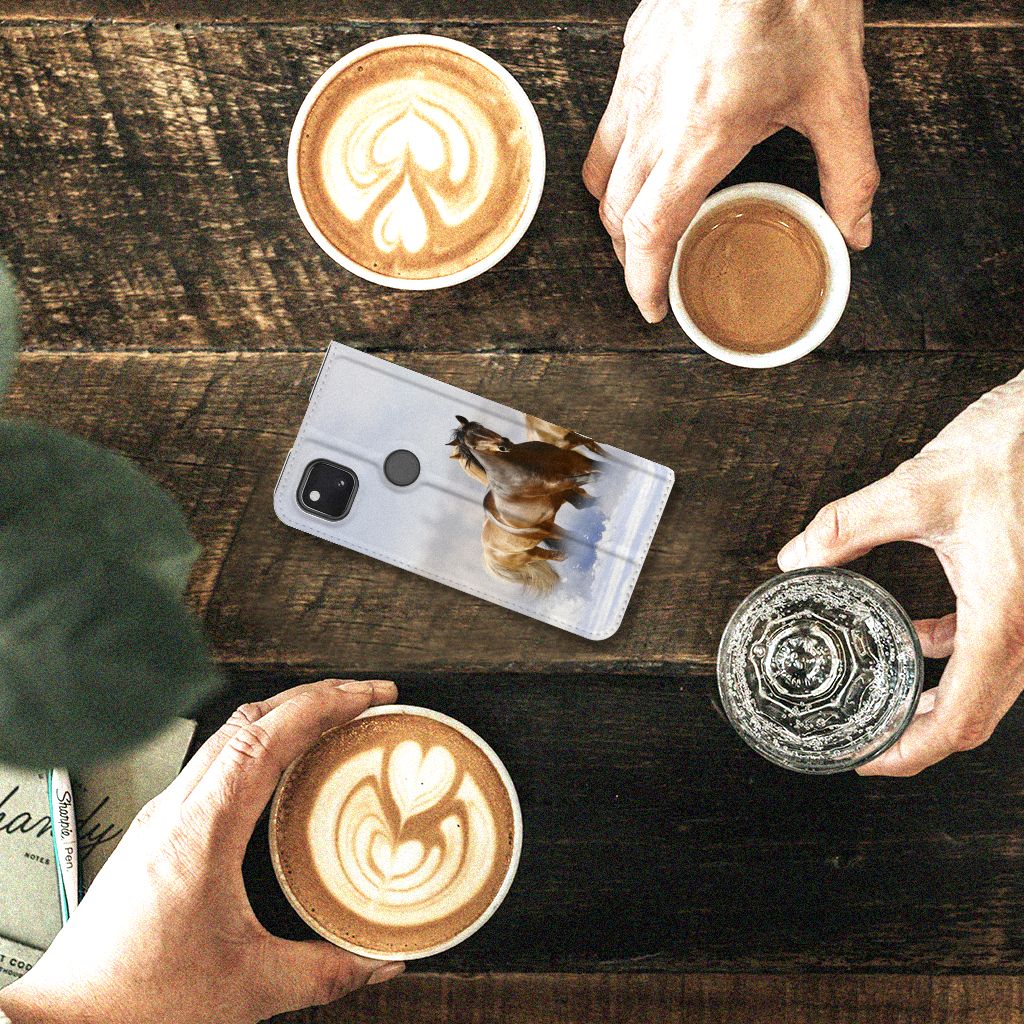 Google Pixel 4a Hoesje maken Paarden op een tafel tussen koffiekopjes met latte art.