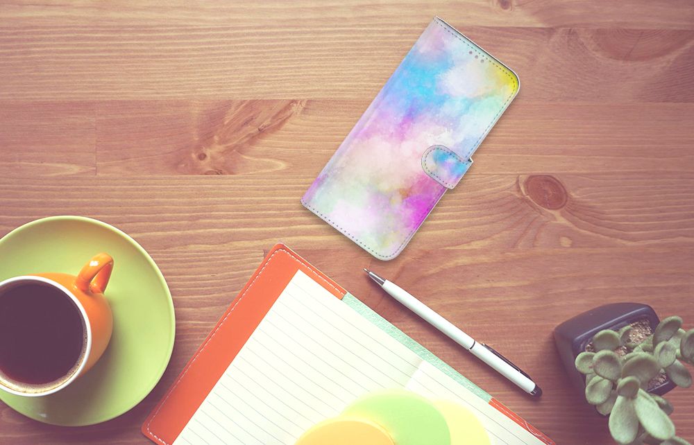 Hoesje Motorola Moto G60s Watercolor Light op een houten tafel met een kopje koffie en notitieboek.