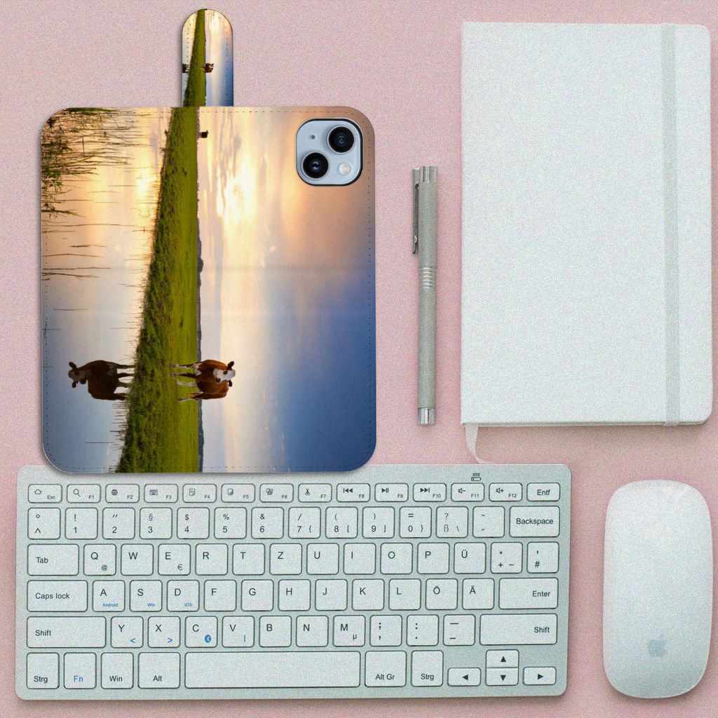 iPhone 15 Plus Telefoonhoesje met Pasjes Koe met afbeelding van koeien op een weide tijdens zonsondergang.