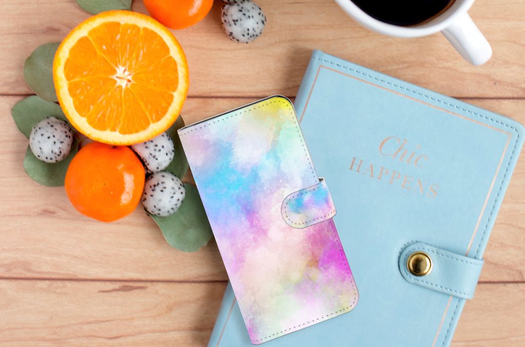 Hoesje Nokia C2 2nd Edition Watercolor Light met pastelkleuren op een houten tafel met fruit en een notitieboek.