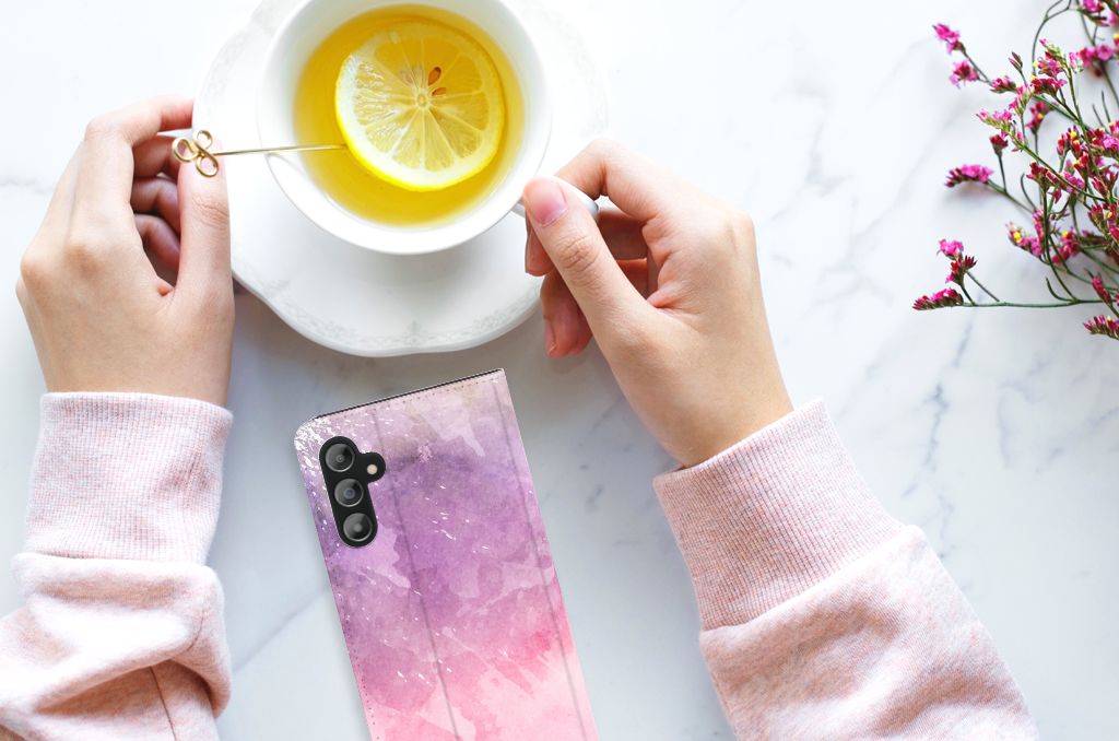Bookcase Samsung Galaxy A14 4G Pink Purple Paint naast een kopje thee met citroen.