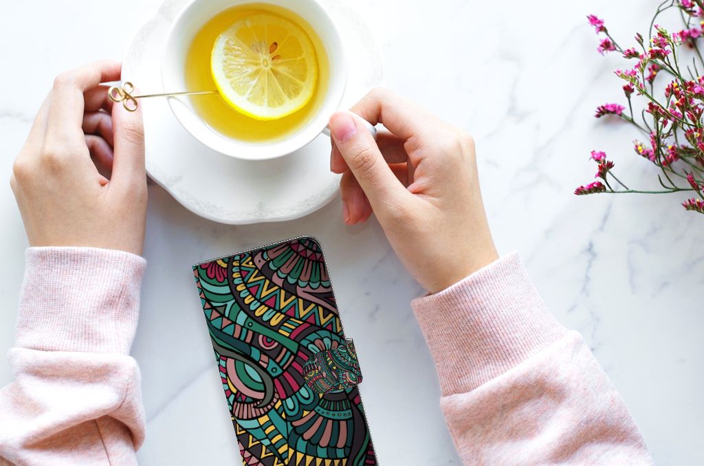 Samsung Galaxy A14 5G Telefoon Hoesje Aztec met kleurrijke print op tafel met een kopje thee.