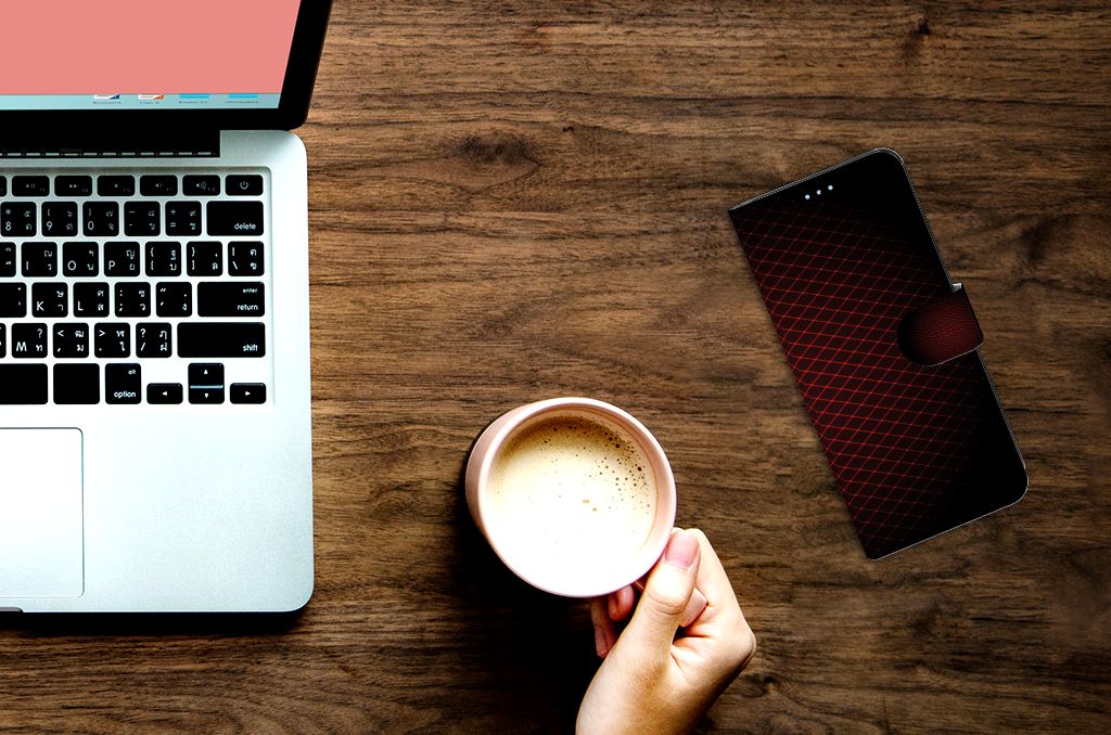 Xiaomi Redmi Note 11/11S Telefoon Hoesje Geruit Rood met koffie en laptop op tafel