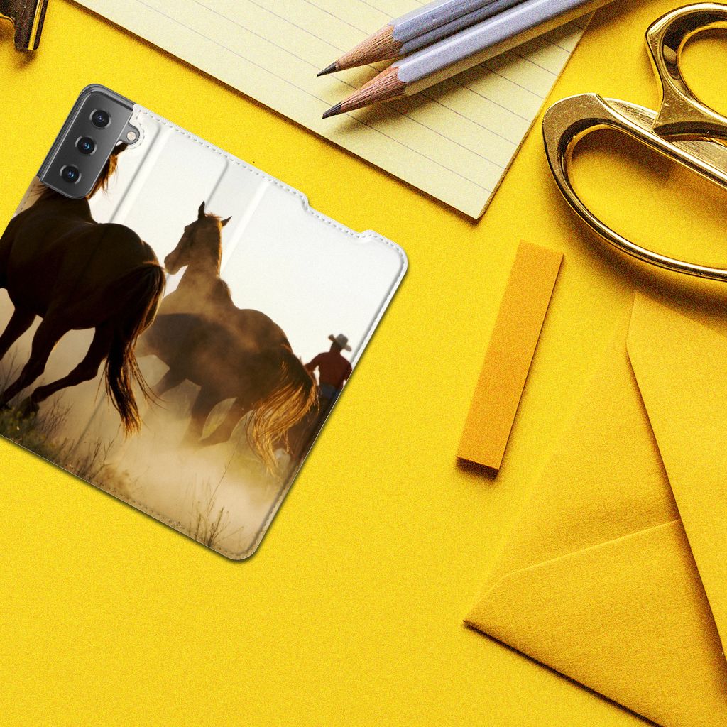 Samsung Galaxy S21 Hoesje maken Design Cowboy met paarden in mistige achtergrond.