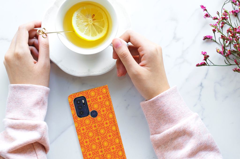 Motorola Moto G60s Hoesje met Magneet Batik Oranje - B2C Telecom