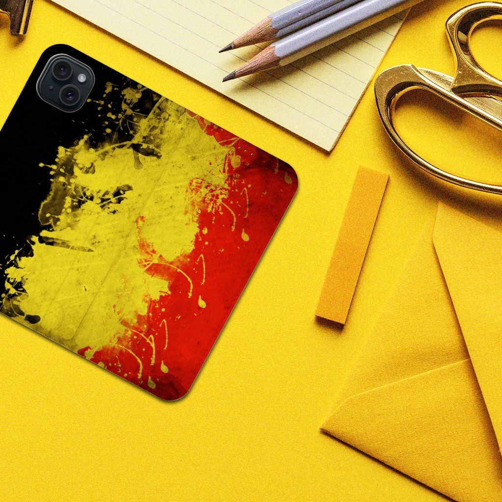 iPhone 15 Plus Standcase België met Belgische vlagkleuren op een bureau met stationery