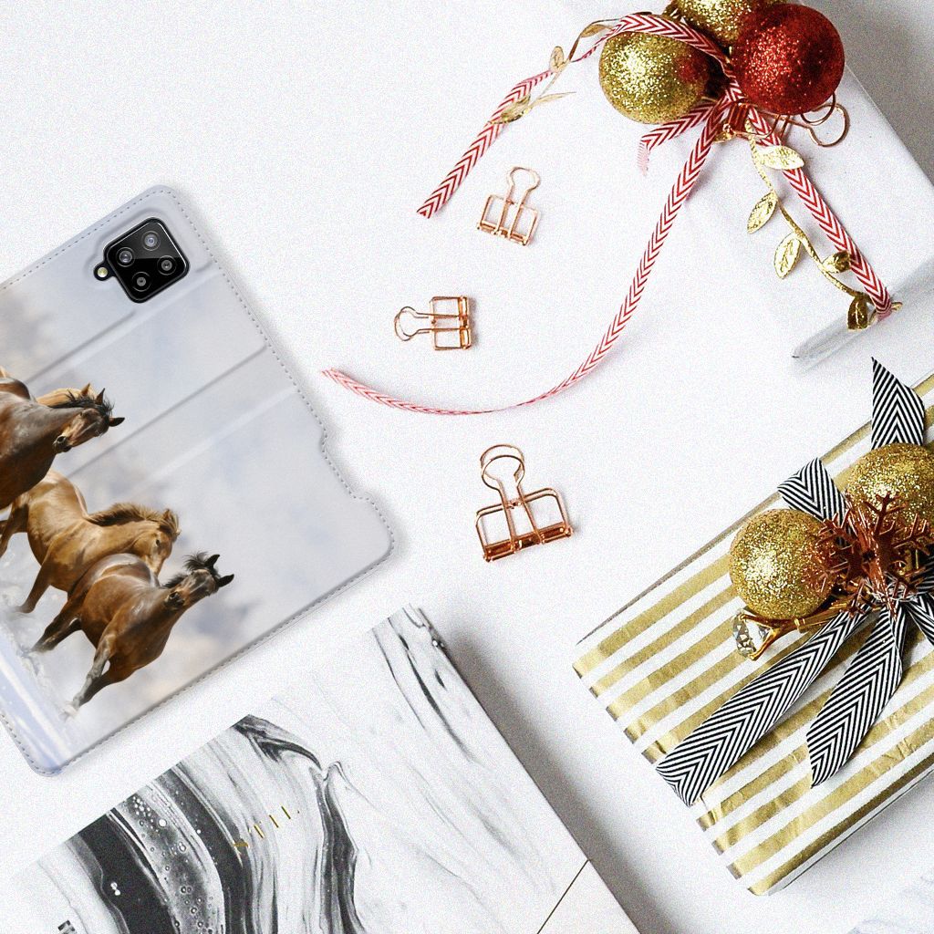 Samsung Galaxy A42 Hoesje maken Paarden op een tafel met kerstversieringen en geschenken.