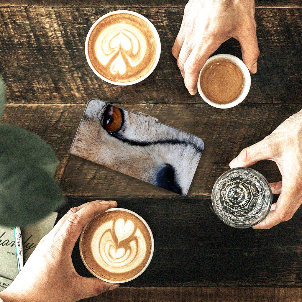 OPPO Find X6 Telefoonhoesje met Pasjes Cheetah naast koffie en glazen op een houten tafel.