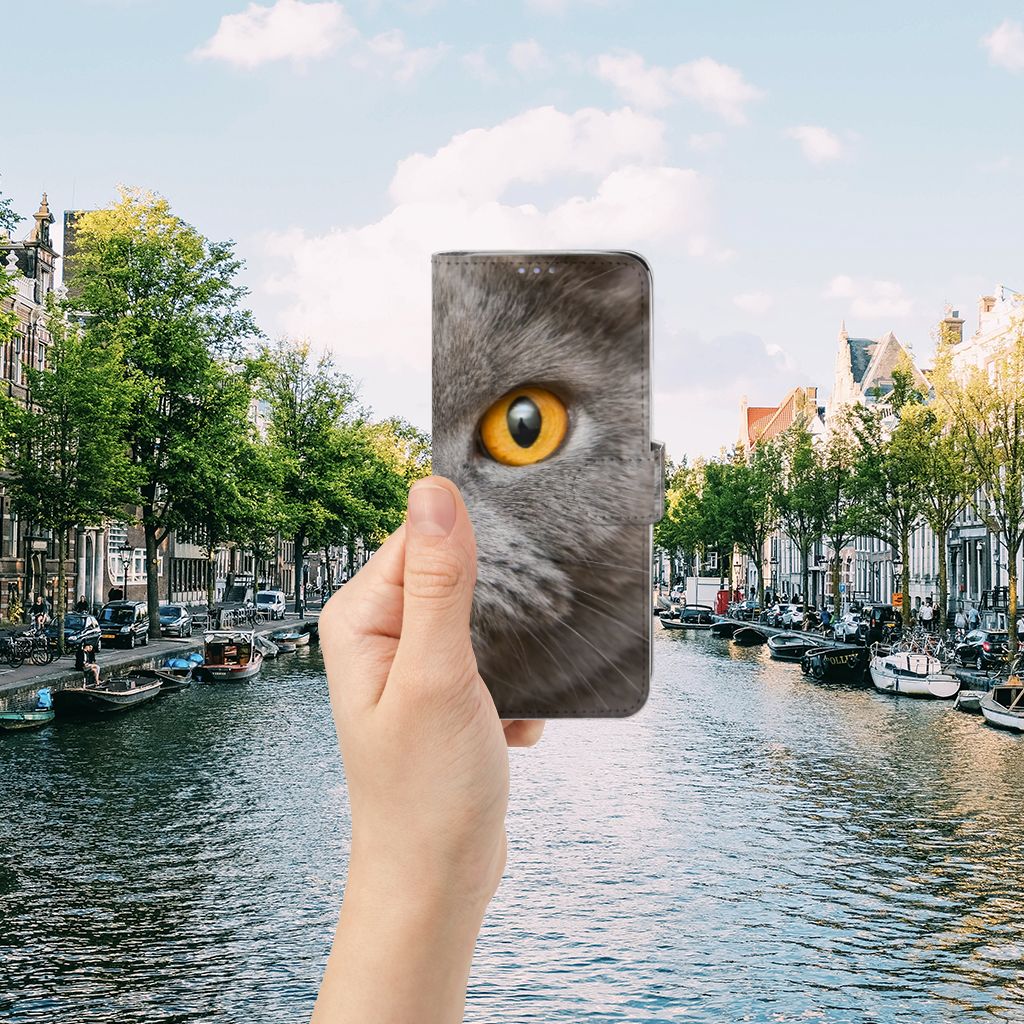 Telefoonhoesje met Pasjes Samsung S10 Lite Britse Korthaar over de hand boven een kanaal.