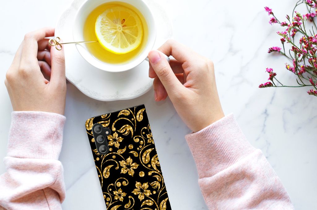 Samsung Galaxy A14 5G Smart Cover Gouden Bloemen op een tafel met een kopje thee en een schotel.