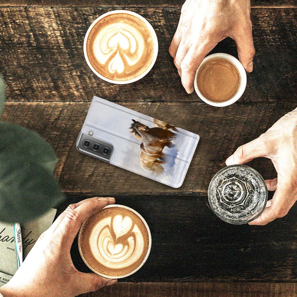 Samsung Galaxy S21 FE Hoesje maken Paarden met mensen en koffiekopjes op een houten tafel.