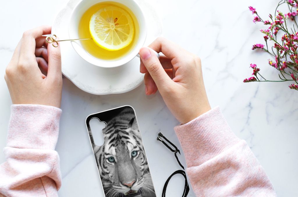 Samsung Galaxy A14 5G Case Anti-shock Tijger met tijgerontwerp, foto van handen met een kop thee.