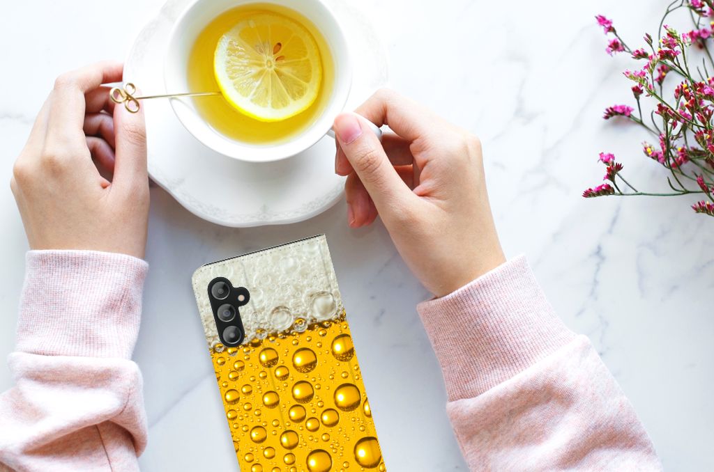 Samsung Galaxy A14 5G Flip Style Cover Bier met een bierprint en druppels, in combinatie met een kop thee.
