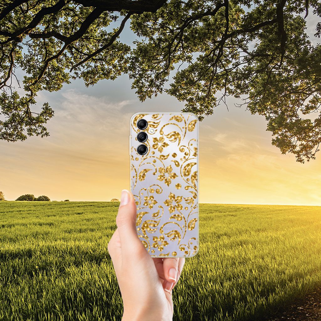 Samsung Galaxy A14 5G TPU Case Gouden Bloemen met gouden bloemen design in een natuurlijke omgeving.