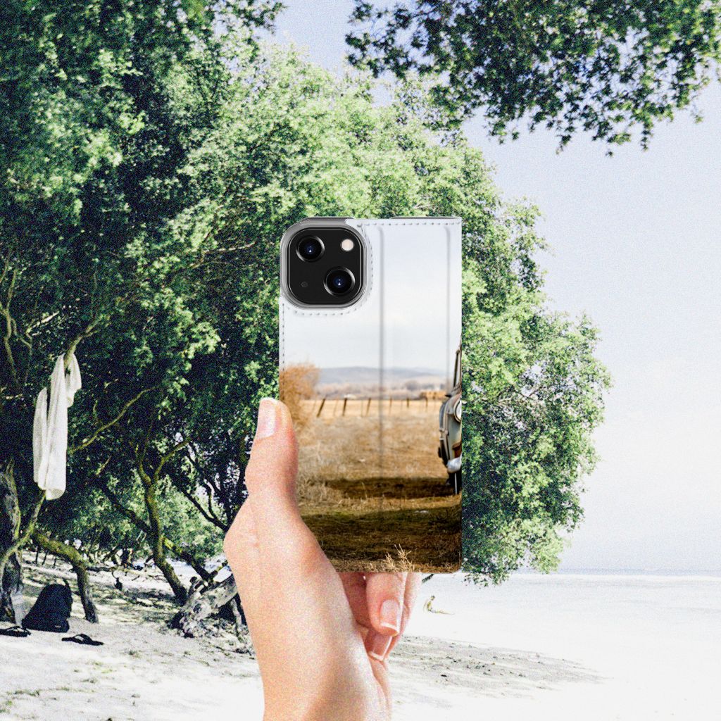 iPhone 14 Stand Case Vintage Auto met een retro achtergrond van een vintage auto in een naturel omgeving.