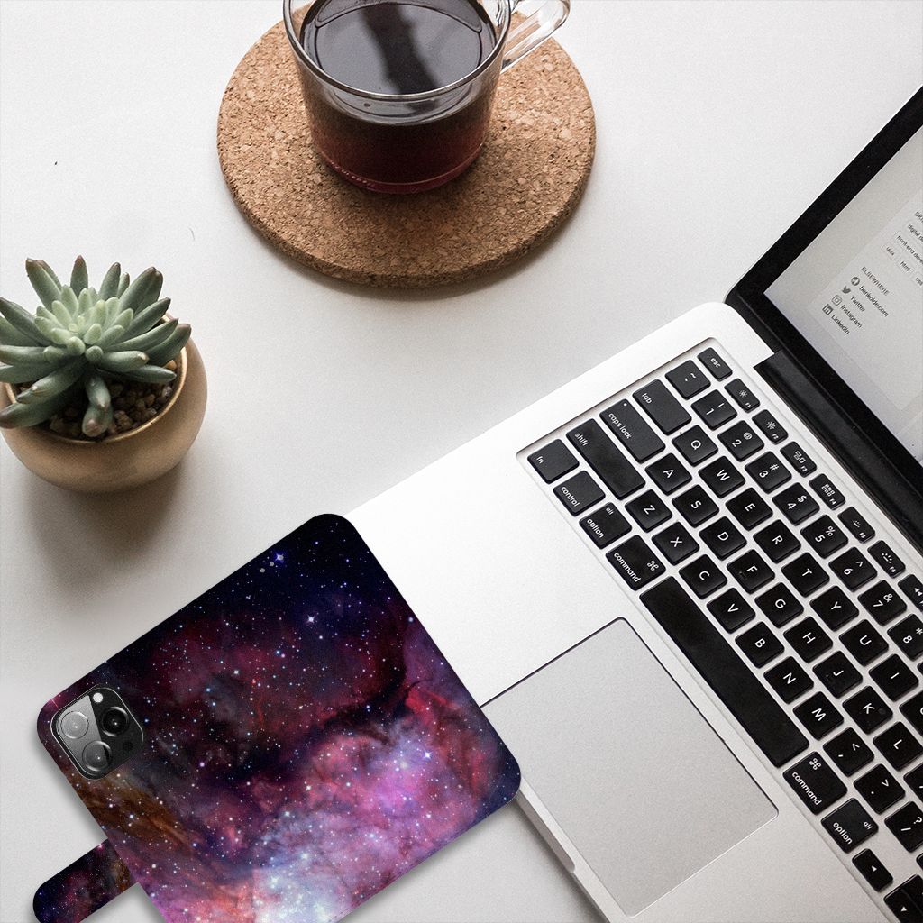 Book Case voor iPhone 13 Pro Max Galaxy met prachtig sterrenhemel ontwerp đ op moderne bureau.