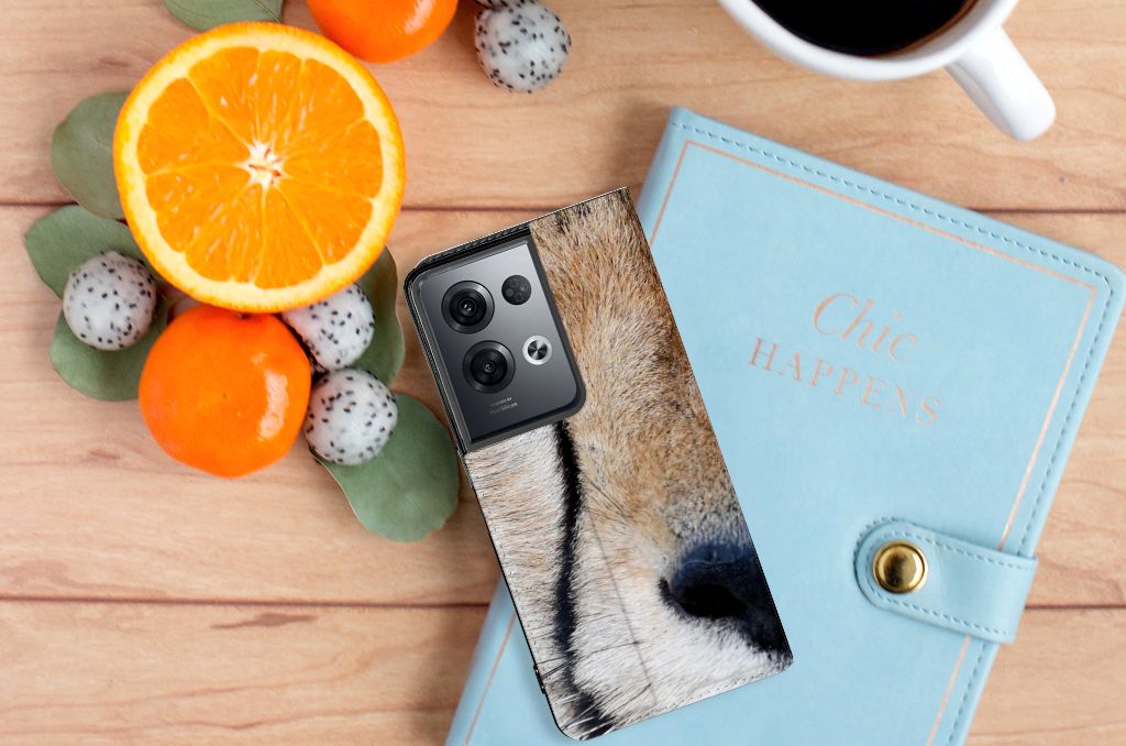 OPPO Reno8 Pro Hoesje maken Cheetah met close-up afbeelding op een bureau met citrusvruchten.